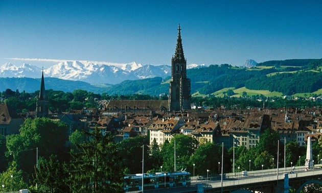 加强河内市与瑞士各地的合作 