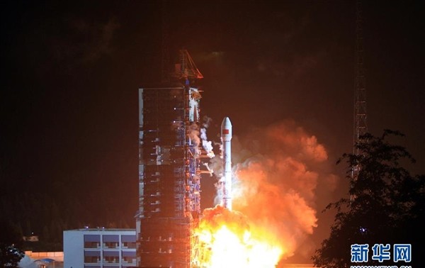 中国成功发射第一颗移动通信卫星