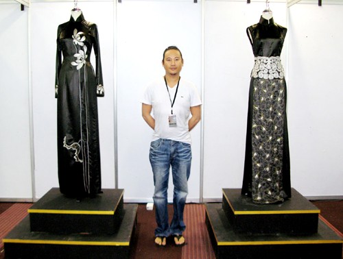 越南设计师武越钟的作品参加在美国的时装表演