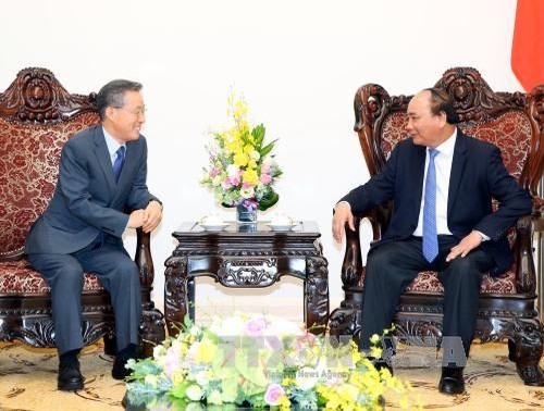 阮春福会见韩国总理办公室政策协调事务部前部长尹大熙
