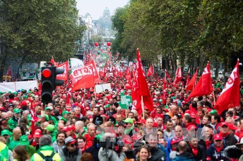 比利时发生反对政府紧缩政策的示威游行  