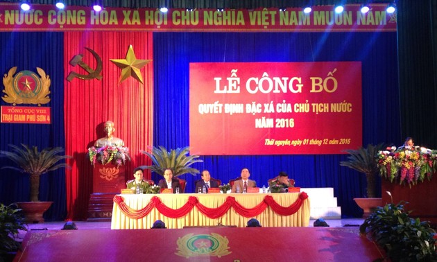 越南全国各地公布2016年国家主席特赦决定  