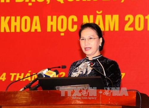 越南国会主席阮氏金银与胡志明国家政治学院教师交谈  