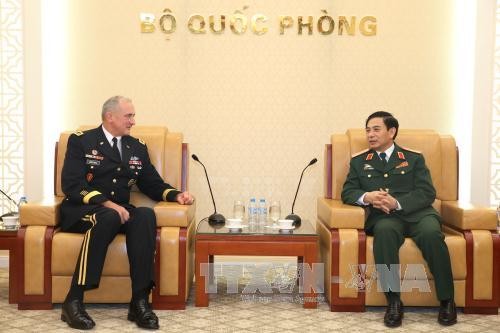 越南人民军总参谋长潘文江会见美军太平洋司令部陆军司令布朗 