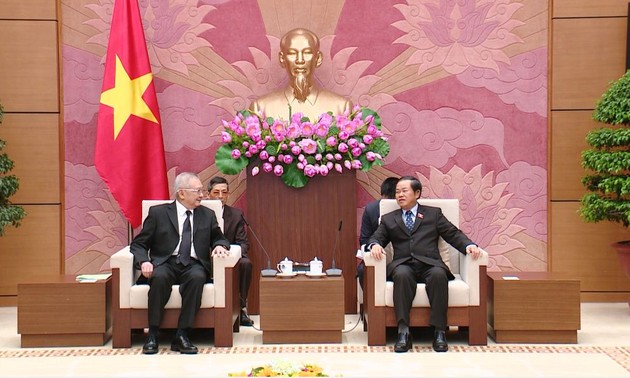 越南国会副主席杜伯巳会见泰越友好议员小组主席沙革猜  