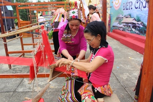 2017年国际和越南丝绸-土锦节将在广南省会安古市举行 