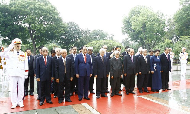 越南党和国家领导人入陵瞻仰胡志明主席遗容