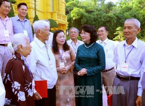 越南国家副主席邓氏玉盛会见永隆省历届国会代表团  