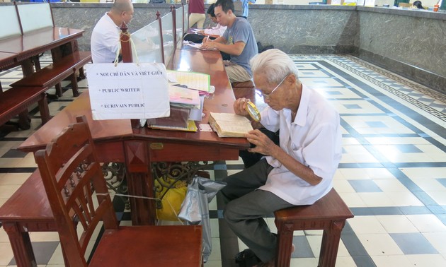 在西贡中心邮局坚守老行当的杨文悟老人