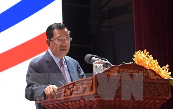 洪森首相率柬埔寨高级代表团出席2017年APEC领导人会议 