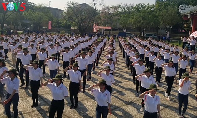  服务2018年顺化艺术节的300名志愿者举行出征仪式  