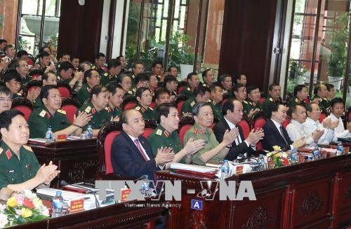 阮春福：提高越南人民军战斗力和素质