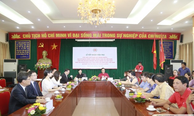 中国红十字会援助越南洪灾灾民