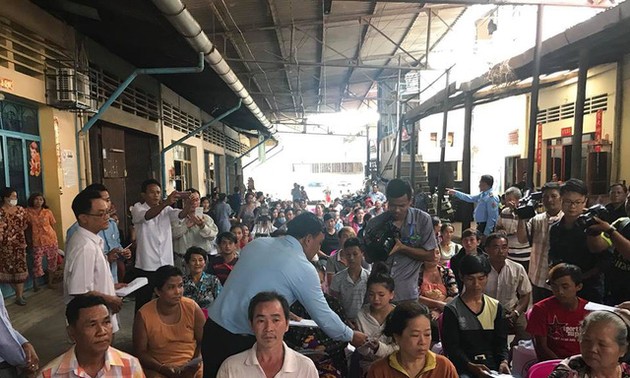 越南外交部海外越南人国家委员会向遭受火灾的旅柬越南人致慰问信和转交救济物资