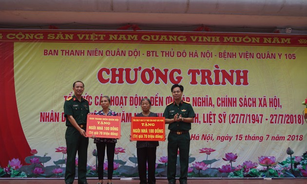 越南荣军烈士节71周年：军队青年举行对政策优抚家庭报恩的活动