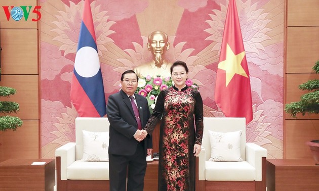 越南与老挝加强合作和分享两国国会及其下属机关的经验