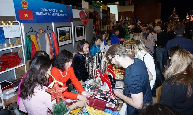 2018年布拉格圣诞慈善义卖活动推介越南蚕丝产品