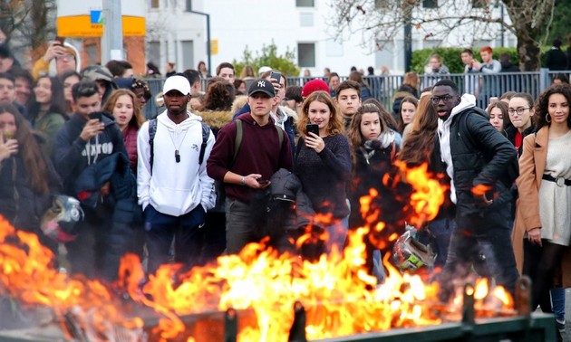 法国警告本周末巴黎发生暴力冲突的可能性很高