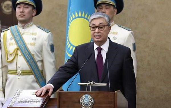 哈萨克斯坦代总统宣誓就职