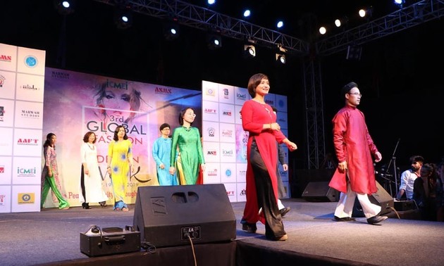 越南奥戴亮相在印度举行的全球时装周