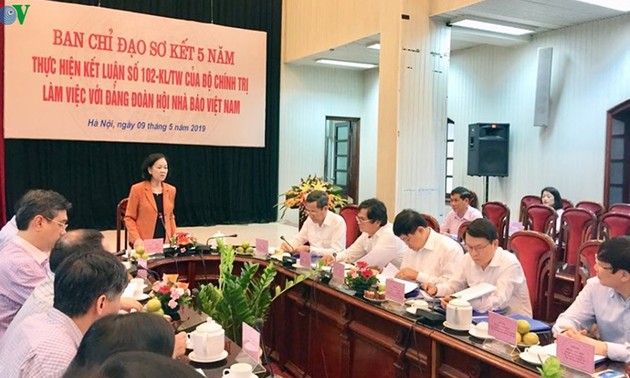 越共中央民运部部长张氏梅与越南新闻工作者协会党组举行工作座谈