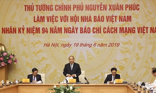 越南政府总理阮春福与越南新闻工作者协会举行工作会议