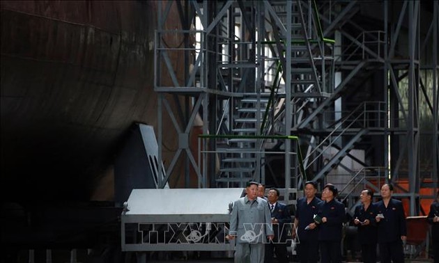 朝鲜最高领导人视察新造舰艇