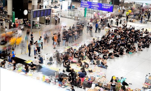 中国：香港机场取消了两百多趟航班 