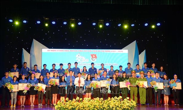 岘港表彰遵循胡志明主席教导优秀青年