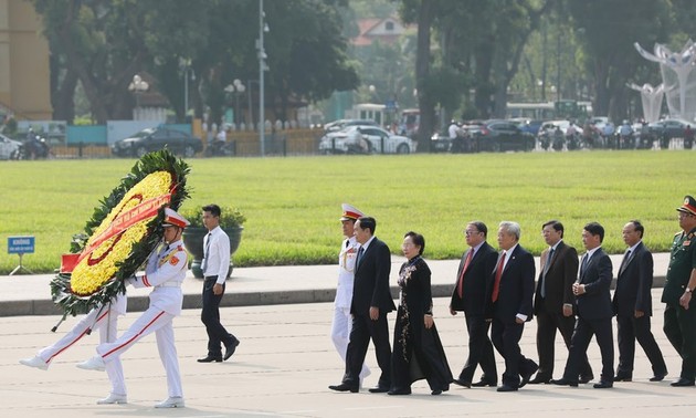 出席越南祖国阵线第九次全国代表大会的代表团入陵瞻仰胡主席遗容