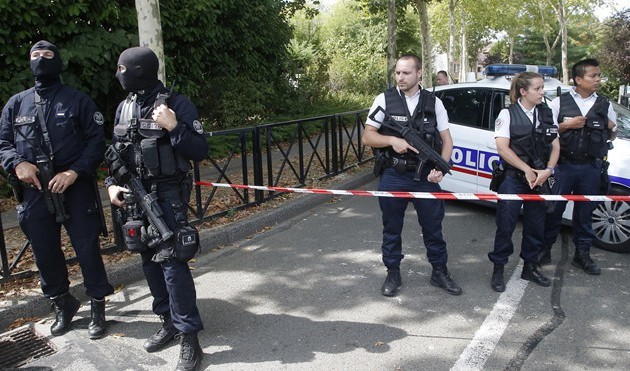 法国巴黎警察局总部发生持刀袭击案