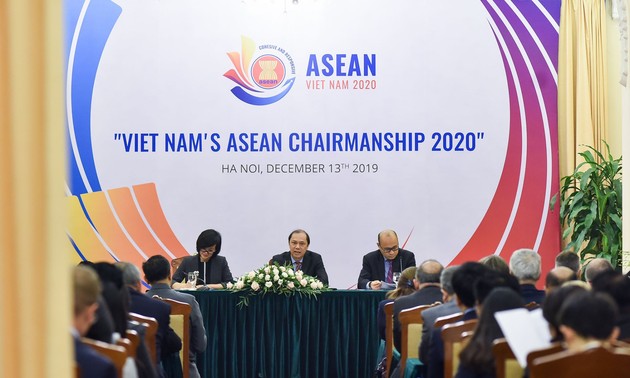 2020年越南东盟国家委员会秘书长、外交部副部长阮国勇就越南2020东盟主席年主持国际记者会