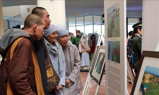 越南保障和推动人权成就图片展在大叻市举行