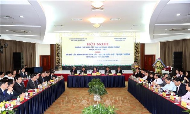 阮氏金银出席北中部地区各省人民议会常务委员会会议
