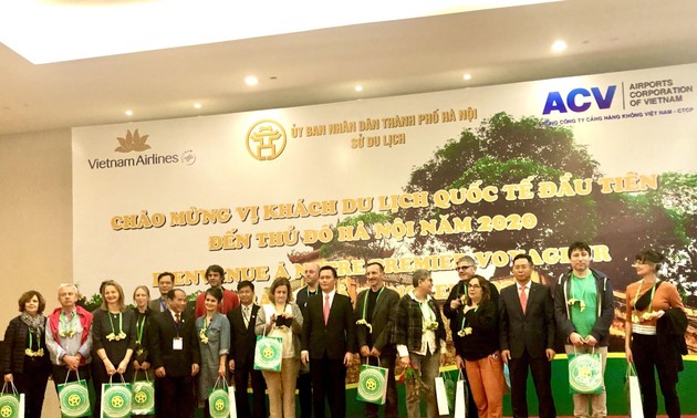 越南各地接待2020新年首批游客