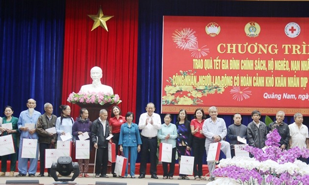 越南党和国家领导人探望并向全国各地同胞赠送年礼