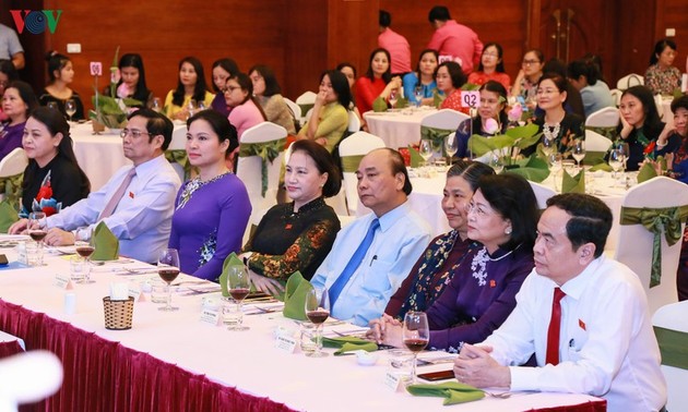 政府总理和国会主席分别出席越南14届国会女代表见面会