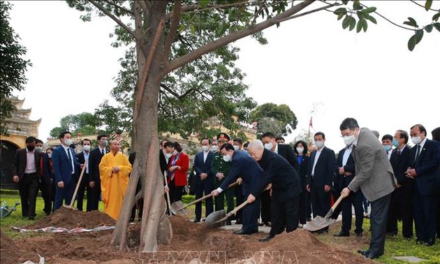 越共中央总书记、国家主席阮富仲在升龙皇城植树留念
