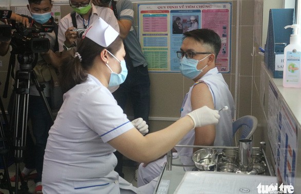 越南胡志明市为郡级医院医护人员进行新冠疫苗接种