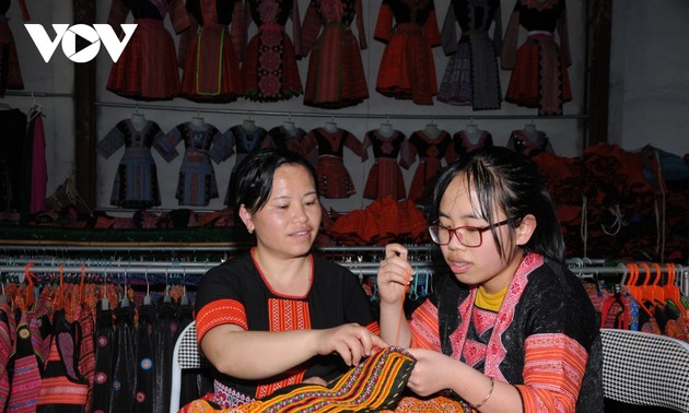 山萝省云湖县保护赫蒙族同胞的民族服装缝纫和刺绣业
