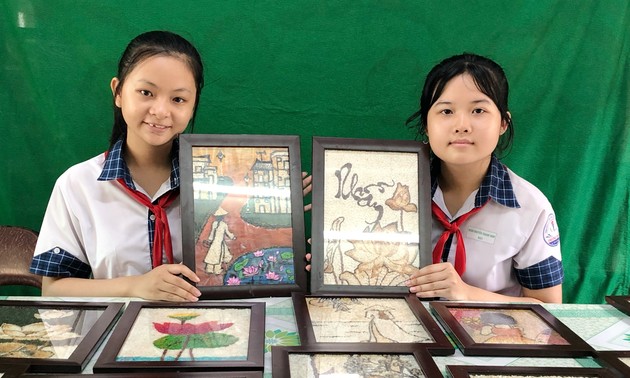 越南芹苴市两位女学生的“大米画及其发展方向”艺术项目的独特之处