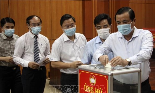越南全国个人和组织积极支持防疫工作并向新冠疫苗基金捐款