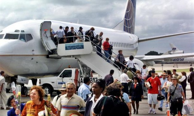США возобновляют коммерческие авиаперелеты с Кубой