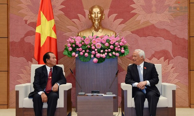 Вице-спикер вьетнамского парламента принял министра юстиции Лаоса