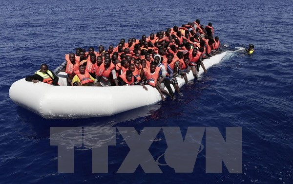 Число мигрантов, прибывающих в Европу через Средиземное море, резко увеличилось