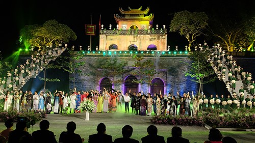 Более 30 тысяч человек посетили Ханойский фестиваль женского платья «ао-зяй» 