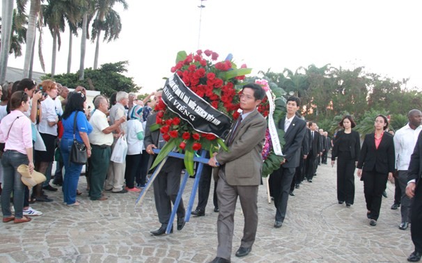 Высокопоставленная вьетнамская делегация почтила память Фиделя Кастро на Кубе