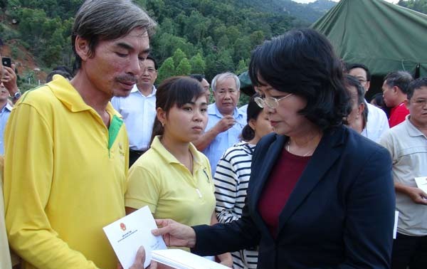Вице-президент Вьетнама посетила пострадавших от наводнения в провинции Кханьхоа
