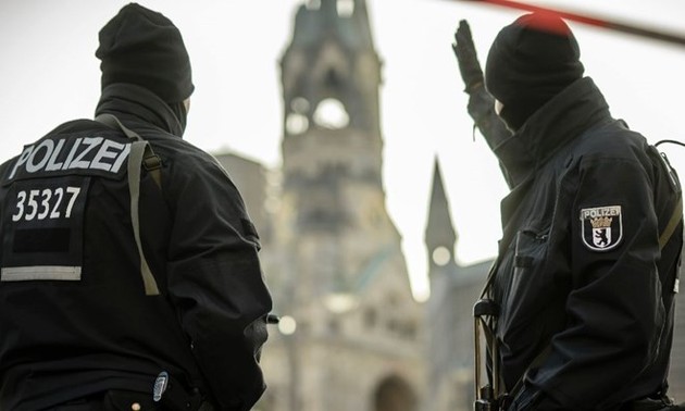 Канцлер Германии пообещала усилить меры безопасности после теракта в Берлине