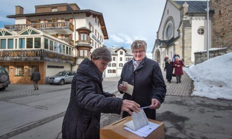 Швейцарцы поддерживают упрощение получения гражданства